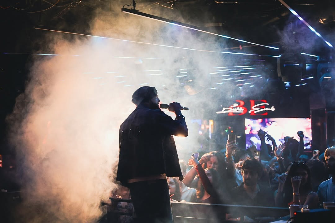 Smoke-filled DC stage with crowd hyped up